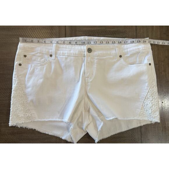 NWT Torrid Distressed White Denim Shorts W/ Crochet Lace Inset Sides Size 18 NEW - Picture 11 of 16